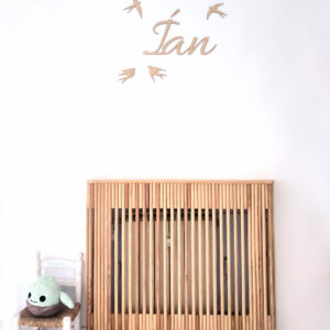 Nombre personalizado de madera con pajaritos en habitación
