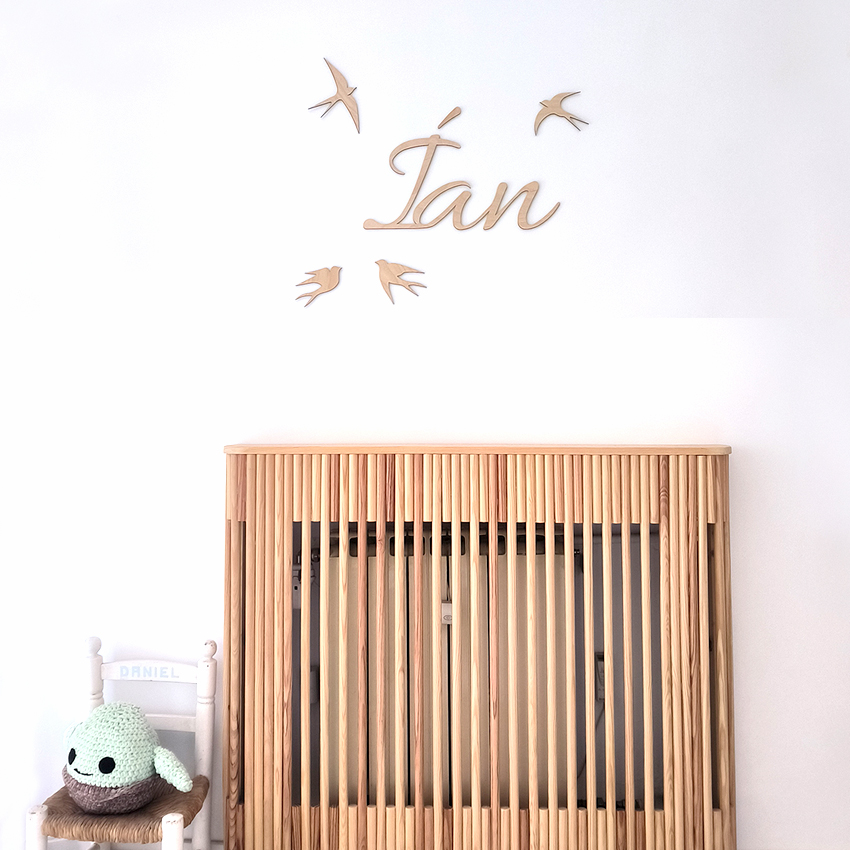 Nombre personalizado de madera con pajaritos en habitación