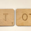 Scrabble de madera, dos letras