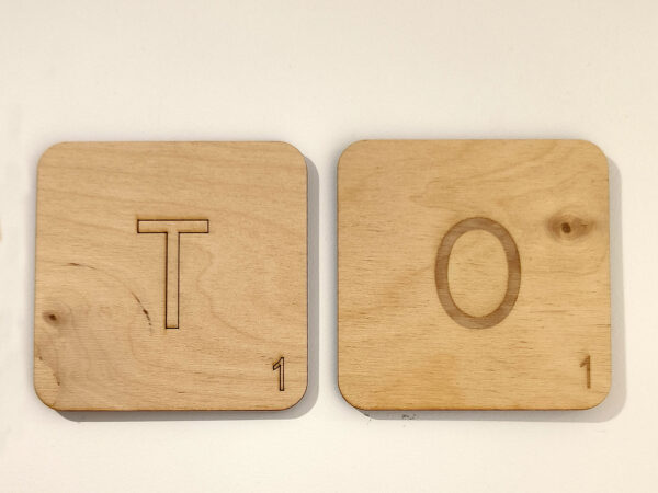 Scrabble de madera, dos letras