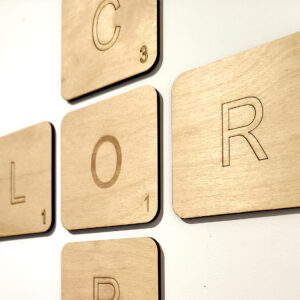 Scrabble de madera, zoom a letras