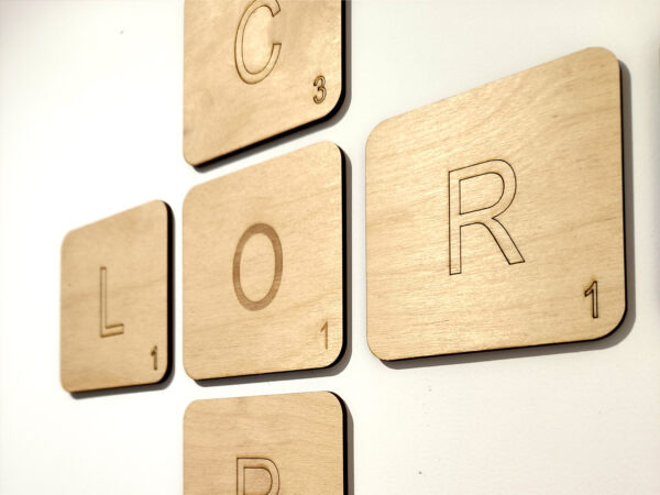 Scrabble de madera, zoom a letras