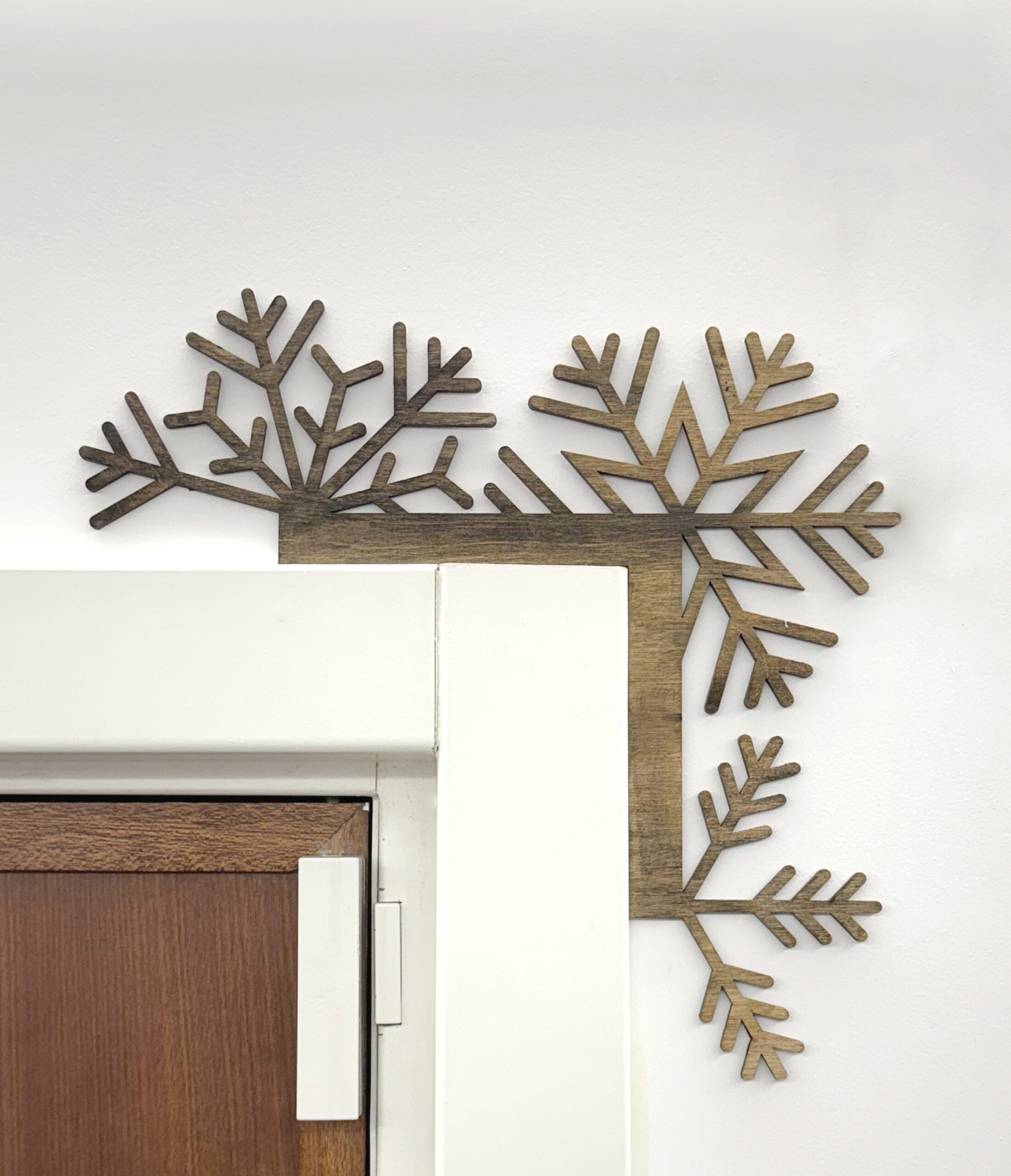 adorno navideño marco puerta nieve