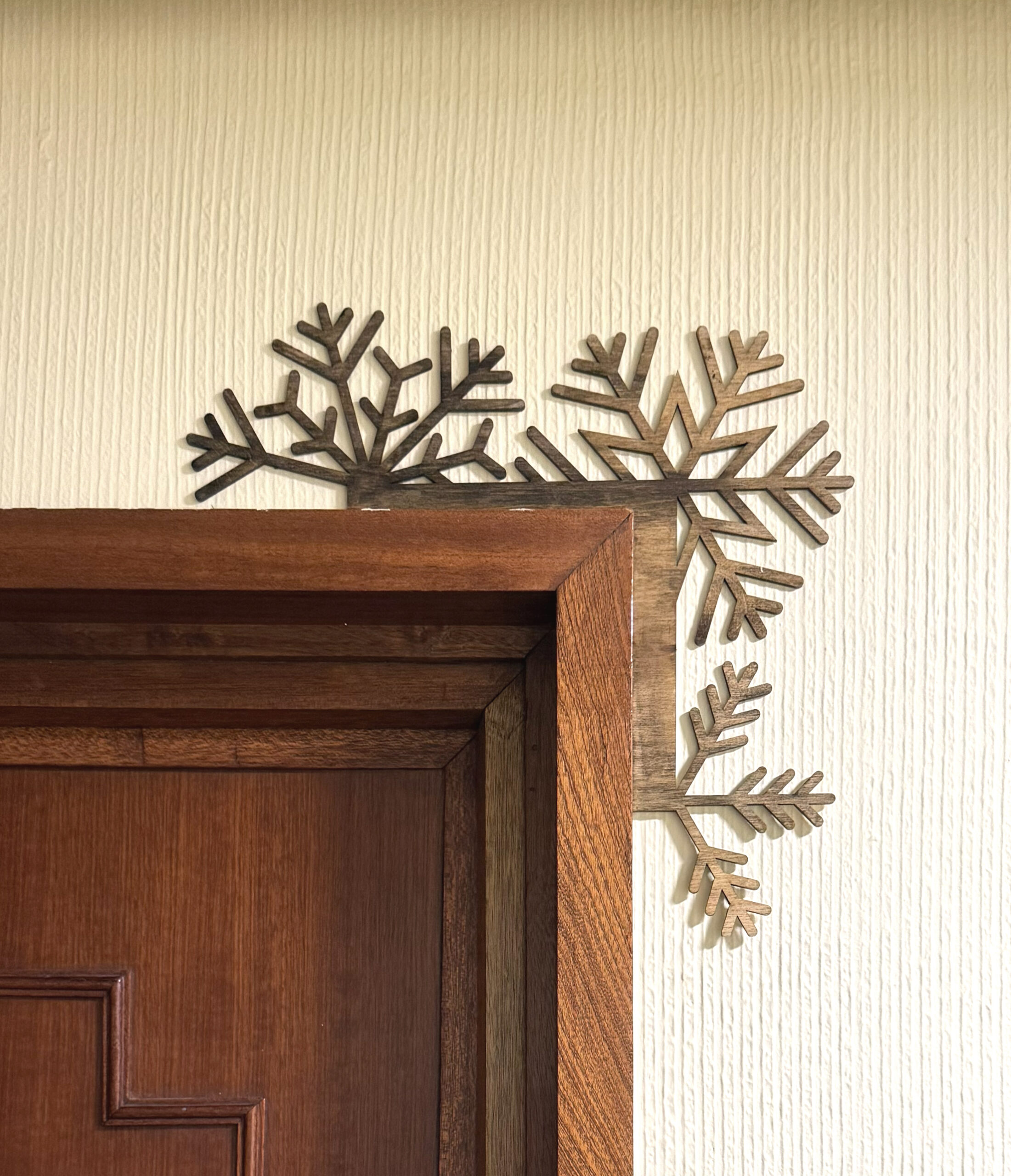 Adorno navideño para marco de puerta copo de nieve - Imagen 3