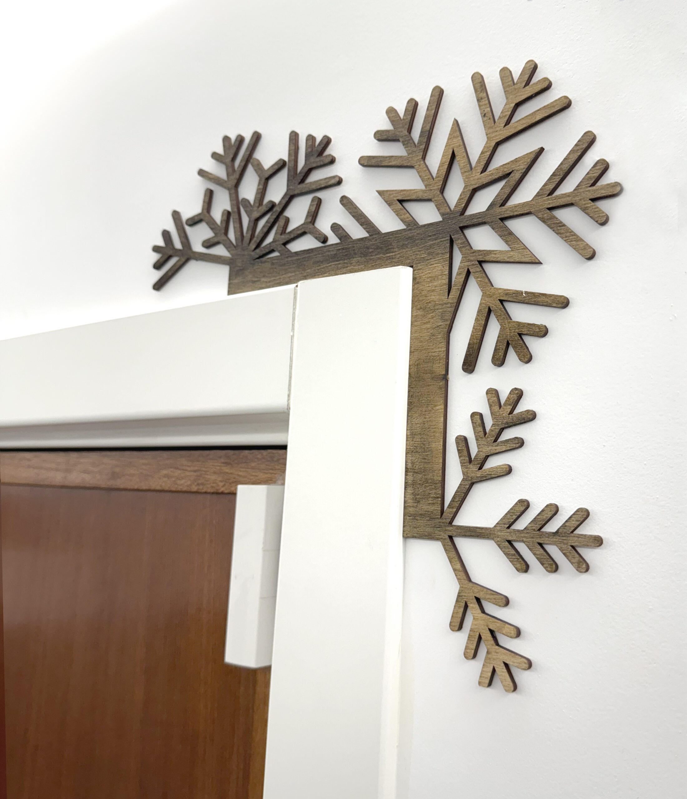 adorno navideño marco puerta nieve