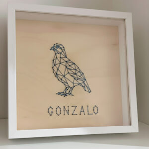 cuadro con nombre y animal bordado
