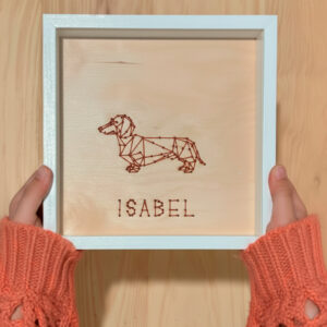 cuadro con nombre y animal bordado